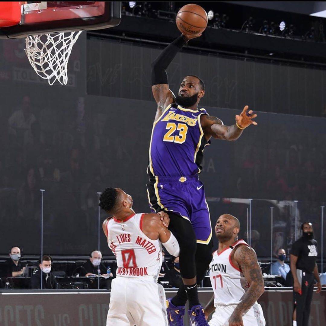 NBA｜连续63场得分20+ 亚历山大平柯比纪录