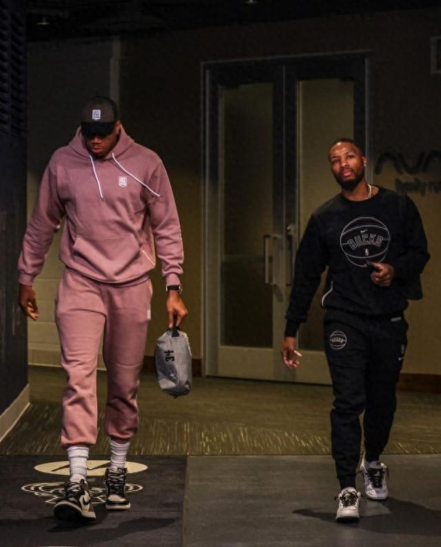 庆祝欧洲杯夺冠，英格兰女足前锋凯莉在伦敦街头跳舞