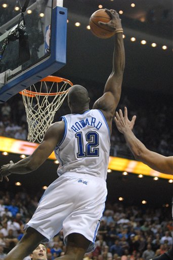 阿森纳客场2-1战胜阿斯顿维拉，维拉绝杀，阿森纳争冠形势艰难。