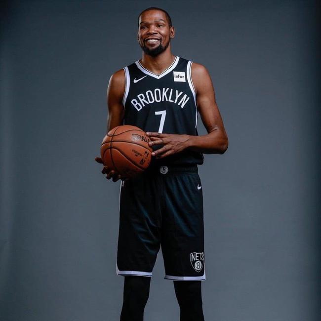 台湾职棒：2025 年台钢雄鹰正式迁入高雄澄清湖球场作为永久主场