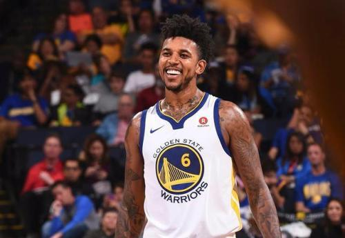 指针划过周六早晨10点，车链转动的声响撞碎薄雾。