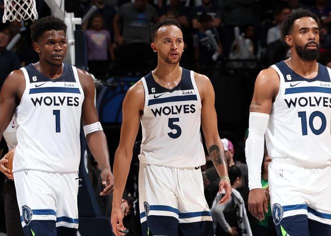 每体：部分法兰克福球迷在诺坎普闹事，向巴萨球迷投掷照明弹